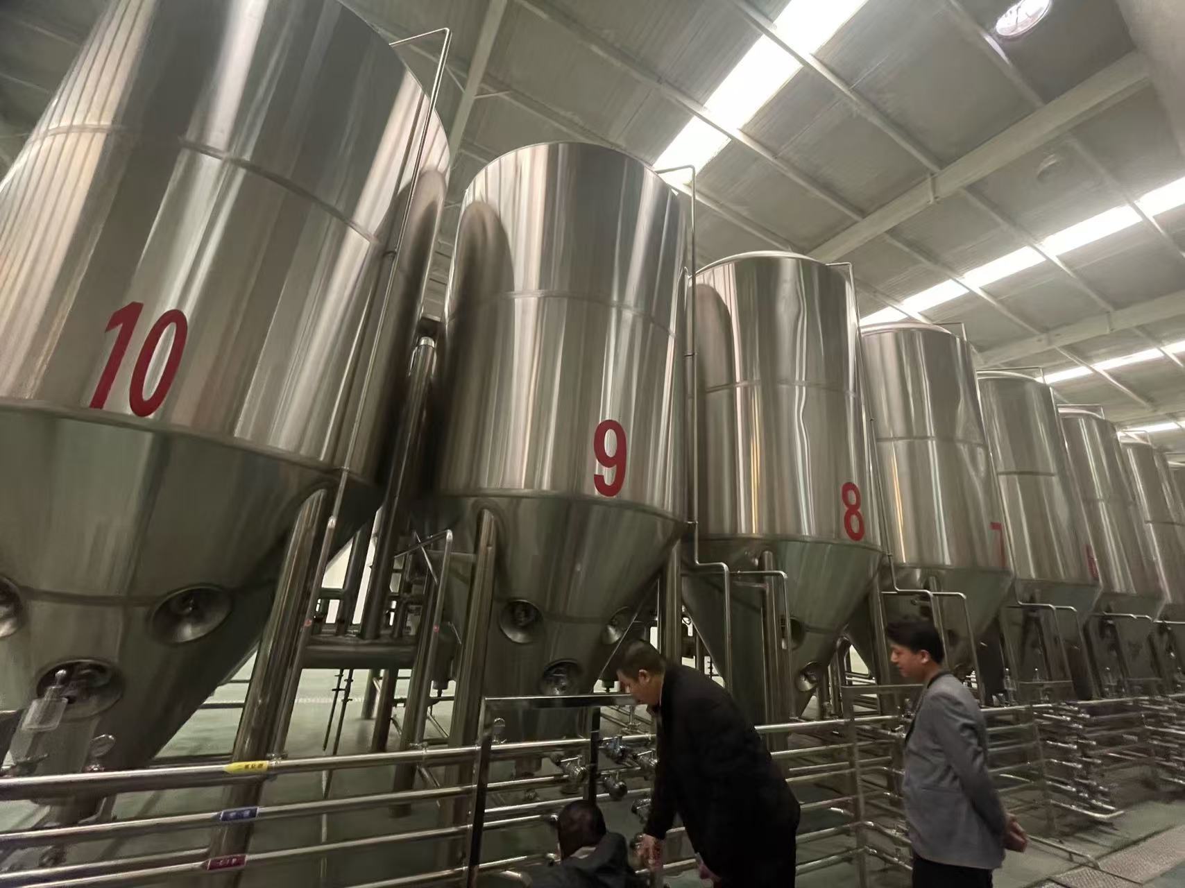 南京精酿啤酒设备厂—平面布置、设备设计、制造、调试、培训等一条龙服务